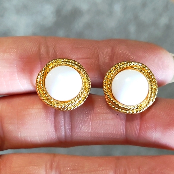 NAPIER VINTAGE LEVERBACK/SCREWBACK AND POST (4 PAIRS) EARRING LOT - Picture 8 of 10